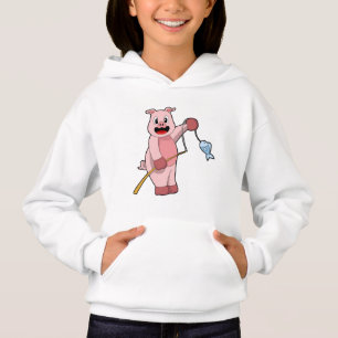 Gris vid fiske med fiskstavar och fisk t shirt