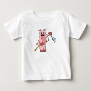 Gris vid fiske med fiskstavar och fisk t shirt