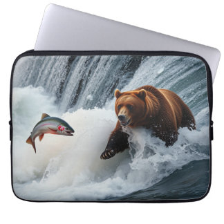 Grizzly Bear Catching Salmon Laptop Fodral