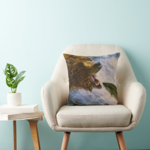 Grizzly Bear Catching Steel head Salmon pelare Kudde