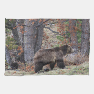 Grizzly Bear och Unge i Yellowstone Kitchen Towel Kökshandduk