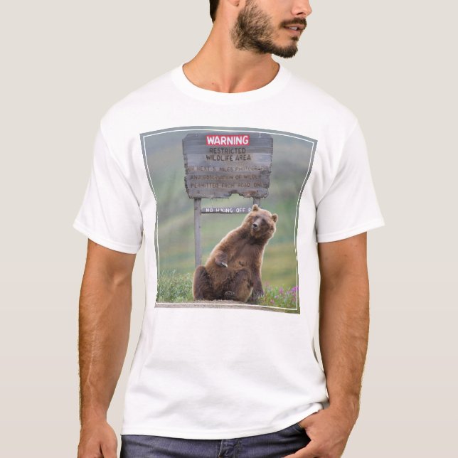 Grizzly Bear Plays With Sign T Shirt (Framsida)