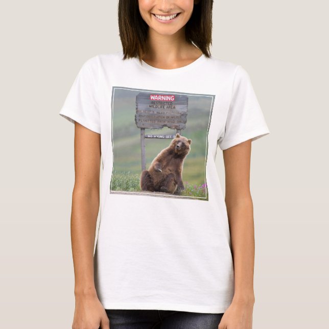 Grizzly Bear Plays With Sign T Shirt (Framsida)