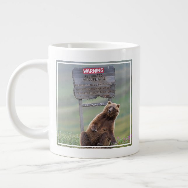 Grizzlybjörn leker med skylt jumbo mugg (Vänster)