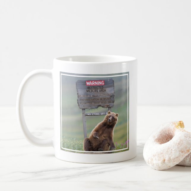 Grizzlybjörn leker med skylt kaffemugg (Med munk)