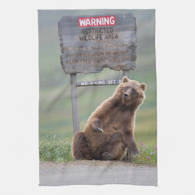 Grizzlybjörn leker med skylt kökshandduk (Vertikal)