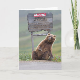 Grizzlybjörn leker med skylt kort