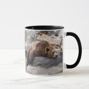 Grizzlybjörn som vilar på sten mugg
