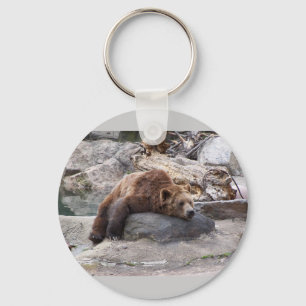 Grizzlybjörn som vilar på sten nyckelring
