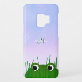 groda i en damm som går genom gräs i monogrammet