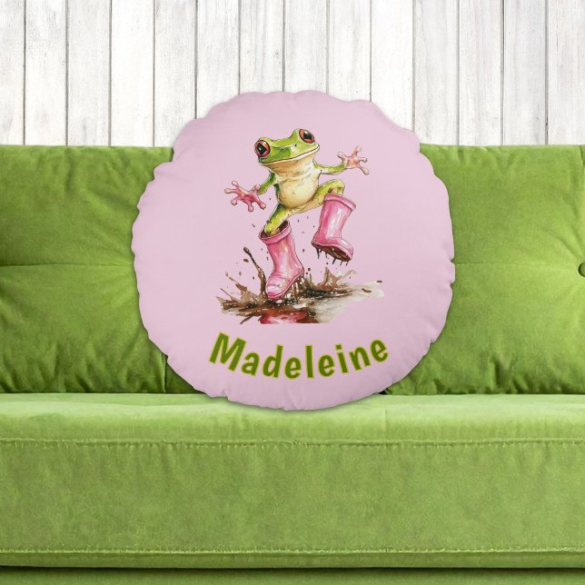 Groda i söta rosa stövlar i pölen monogram barnens rund kudde (Skapare uppladdad)