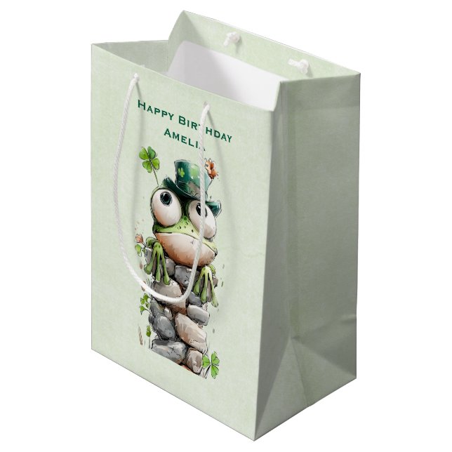 Groda med grön hatt och shamrock söta födelsedag (Framsidan Vinklad)
