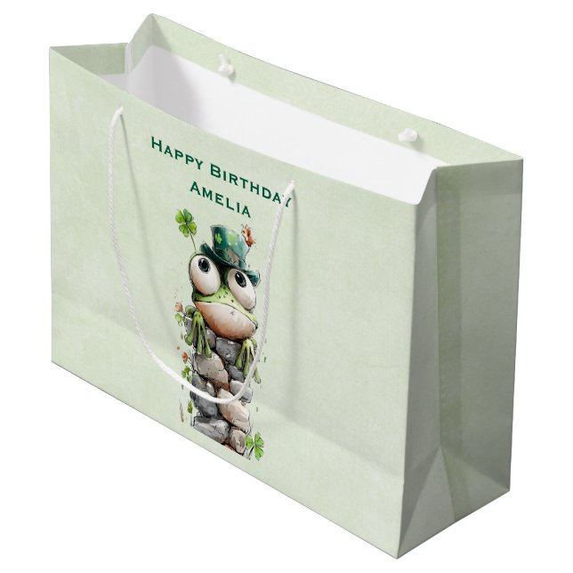 Groda med grön hatt och shamrock söta födelsedag (Framsidan Vinklad)