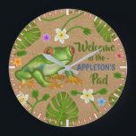 Grodavälkomnande till det tropiska personlignamn stor klocka<br><div class="desc">Denna söt,  den beställnings- rundan tar tid på inkluderar en original- teckning av en groda som omges av löv och blommor för hand plockade tropiska. Bakgrunden avbildar göras för att se lik burlap. Använd mallen lätt för att tillfoga ditt egna namn. Välj ditt eget tar tid på format.</div>