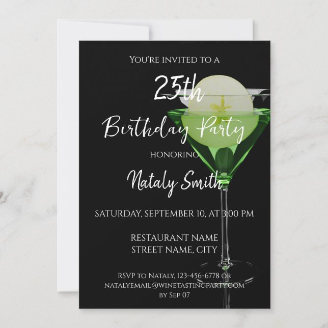 Grön appletini-cocktail med skiva av äpple inbjudningar (Framsida)