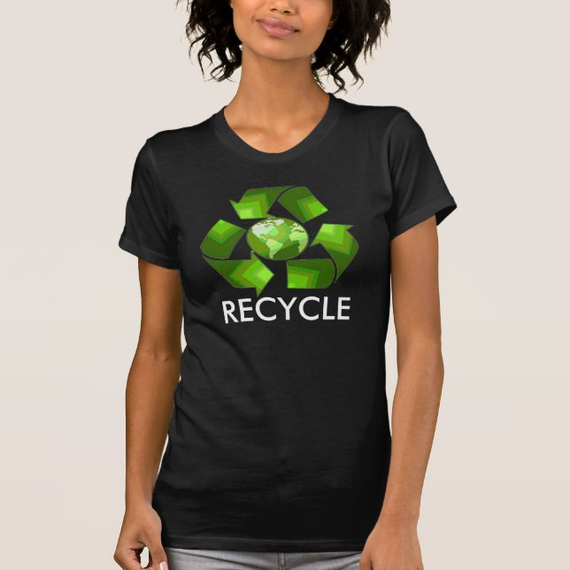Grön återvinnaskjorta på mörk t-shirt (Framsida)