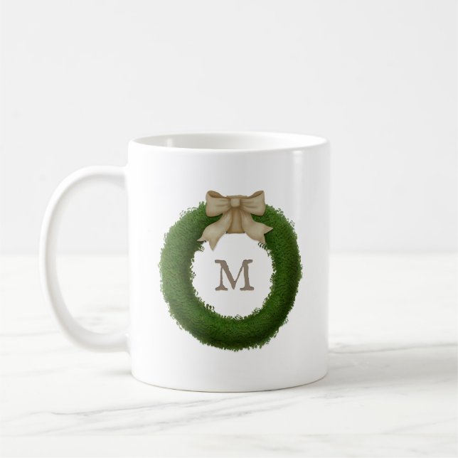 Grön buxbomskrans med anpassat monogram kaffemugg (Vänster)