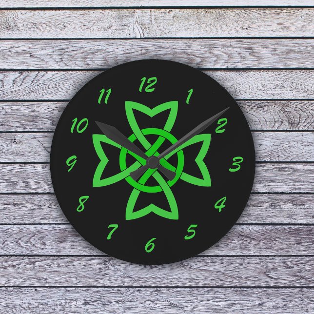 Grön Celtic fnurra för irländare Rund Klocka (Bright green Irish Celtic Knot on black on wall clock.)
