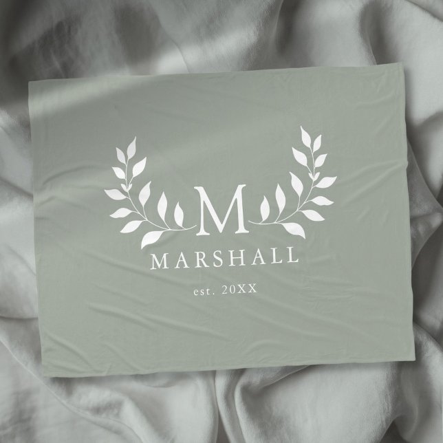 Grön Elegant Modern Blommig Monogram Familjenamn Fleecefilt (Green Elegant Modern Floral Monogram Family Name Fleece Blanket)