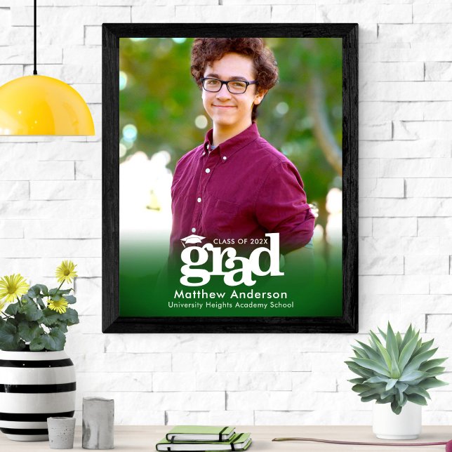 Grön examensfoto med fet typografi minimalism poster (Skapare uppladdad)
