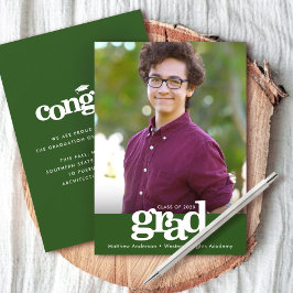 Grön examensfoto med modern fet typografi meddelande