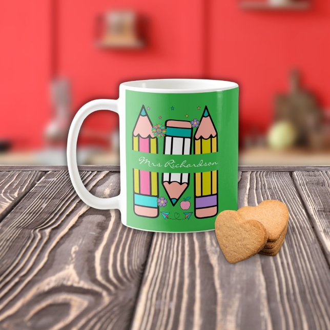 Grön färgrik lärar namn penna tecknad serie  kaffemugg (Skapare uppladdad)