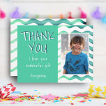 Grön födelsedags tacksamhet barn foto  vykort<br><div class="desc">Grön födelsedags tacksamhet barn foto vykort. Personligt födelsedags tacksamhets vykort för pojkar med foto och text Jag älskar din underbara present. Ladda upp ditt foto och anpassa vykortet med ditt namn och text. Vykortet har gröna blå vågor på framsidan och baksidan. Bra som tackkort för pojkar.</div>