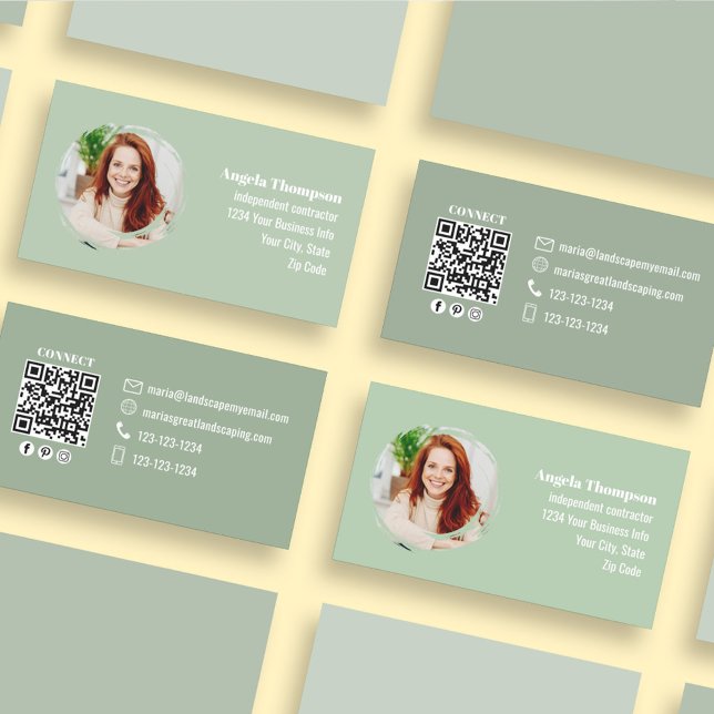 Grön Foto QR-kod Sociala Medier Visitkort (Business card template with a photo template and a scannable QR code. )