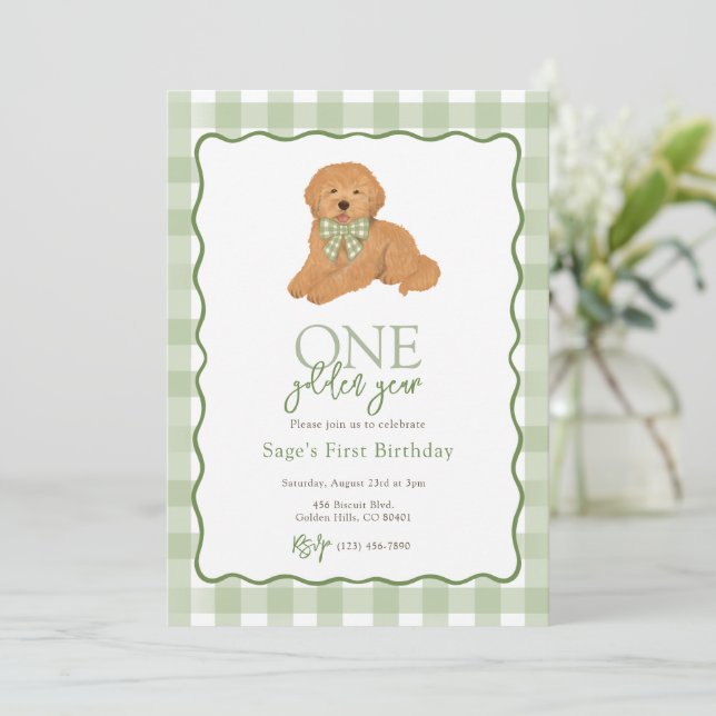 Grön Goldendoodle Gyllene Års Första Födelsedag Inbjudningar (Stående Fram)