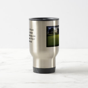 Grön golfbana på gryning resemugg