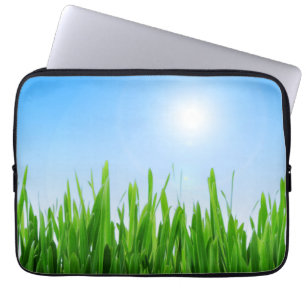 Grön Gräs Trädgård med Blå Himmel Design Laptop Fodral