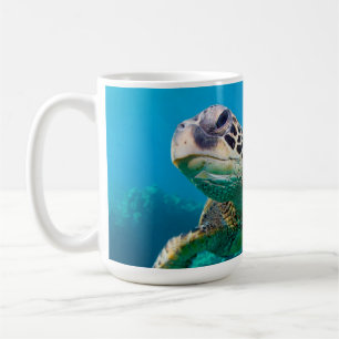 Grön havssköldpadda som simmar över korallreven kaffemugg