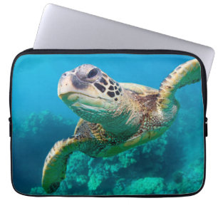 Grön havssköldpadda som simmar över korallreven laptop sleeve
