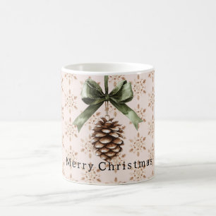Grön julbåge med tallkottar och krämiga snöflingor kaffemugg