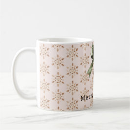 Grön julbåge med tallkottar och krämiga snöflingor kaffemugg