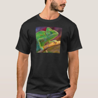 Grön kameleont på gren t shirt
