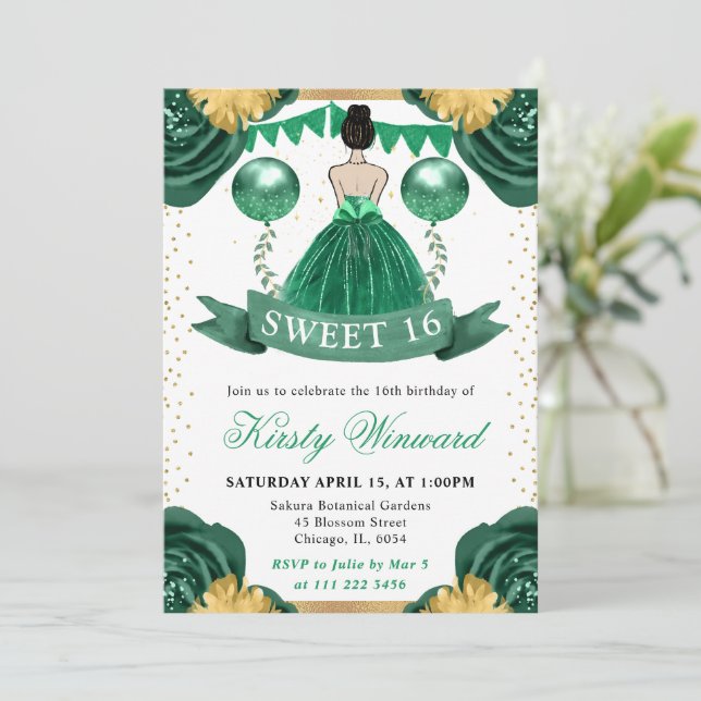 Grön Klänning Brunett Hår Prinsessa Sweet 16 Inbjudningar (Stående Fram)