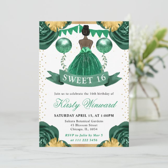 Grön Klänning Mörk Hy Prinsessa Sweet 16 Inbjudningar (Stående Fram)