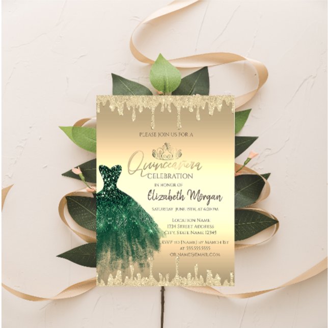 Grön klänning, tiara, glitterdropar guld Quinceañe Inbjudningar (Skapare uppladdad)