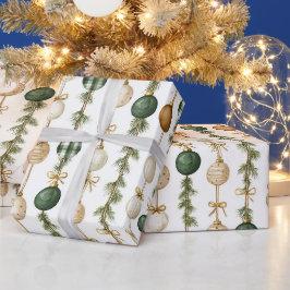 Grön krämfärgad julgransprydnad i guld presentpapper