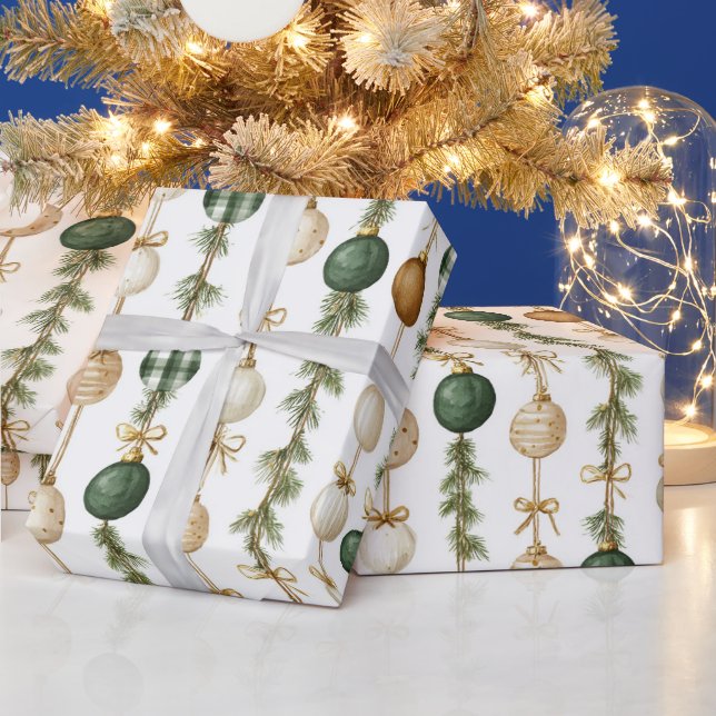 Grön krämfärgad julgransprydnad i guld presentpapper (Helgdagar)