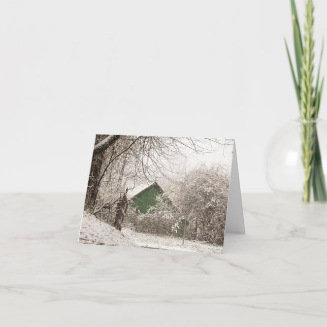 Grön ladugård i snö tack kort (Framsida)