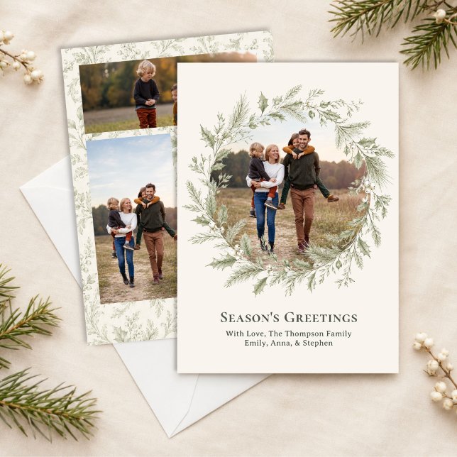 Grön lövfotocollage julkrans julkort (Elegant green wreath Christmas card with a personalized photo collage on the back.)