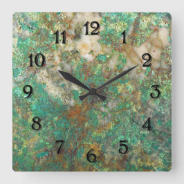 Grön mineralsten med svarta siffror fyrkantig klocka