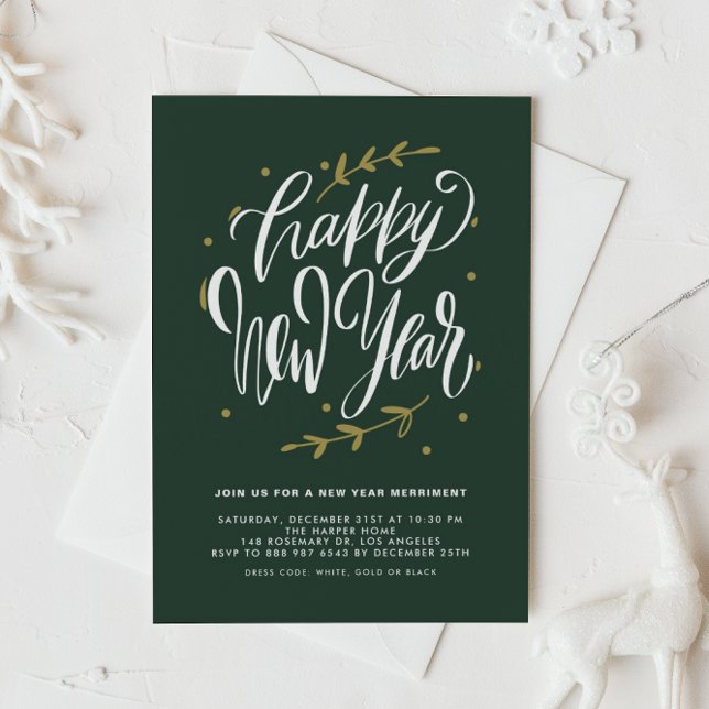 Grön modern kalligrafi och krans Nyårsfest Inbjudningar (Customizable green New Year party invitation featuring modern calligraphy and foliage wreath.)