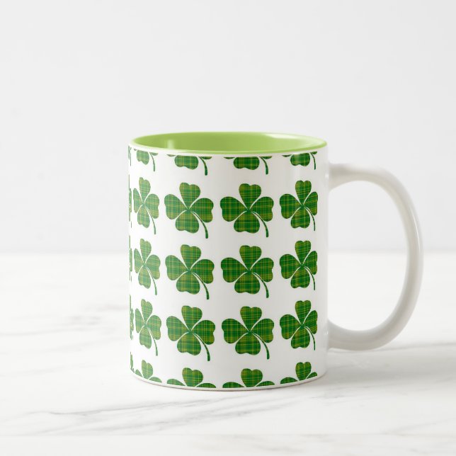 Grön mugg för kaffe för plädshamrockst patrick's (Höger)