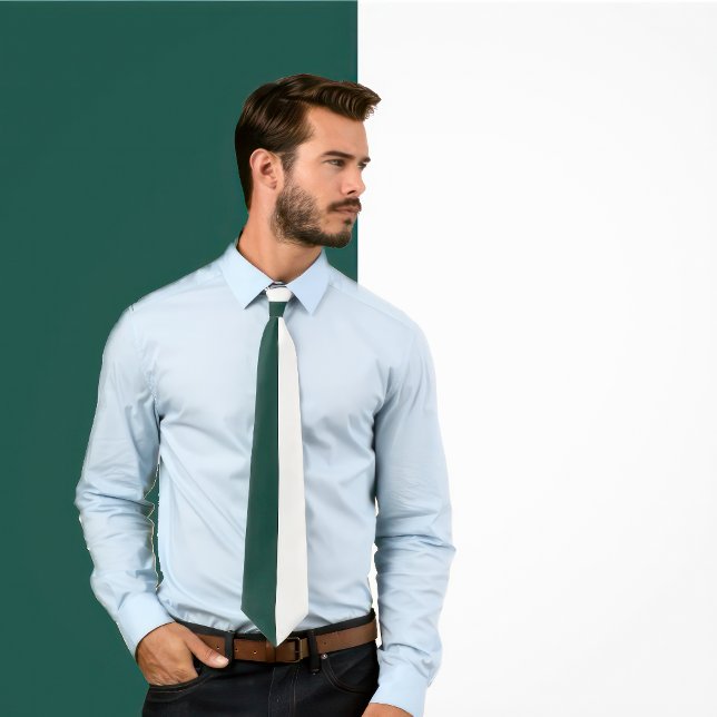 Grön och vit delad färgdesign slips (Man wears a necktie with a green and white vertical split minimalist tie. )