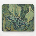 Grön påfågelspinnare av Vincent van Gogh Musmatta<br><div class="desc">Större påfågelsspinnare eller Påfågelsspinnare av Vincent van Gogh är en vintage fin konst post-impressionism natur-målning. En jätte Påfågelsspinnare flyger bland blommor och växter i en trädgård på bakgården. Van Gogh använde fjärilar i sina verk som en symbol för hopp. Dödskallefjärilen är nattaktiv och ses sällan. Bakom fjärilen finns en bakgrund...</div>
