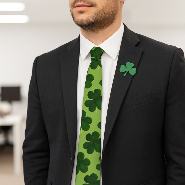 Grön Shamrock St Patricks Day Helgdag Slips (St. Patrick's Day Office Mockup: A professionally attired individual, wearing a green shamrock tie.)