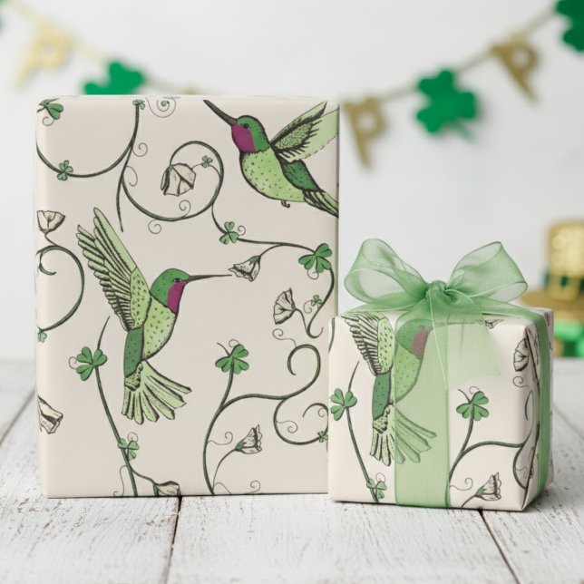 Grön Shamrock Vine Kolibri Mönster Presentpapper (Irish Wrapping Paper. Floral Hummingbird, Green Clover, Lucky Shamrock Vine St Patrick's Day Pattern)